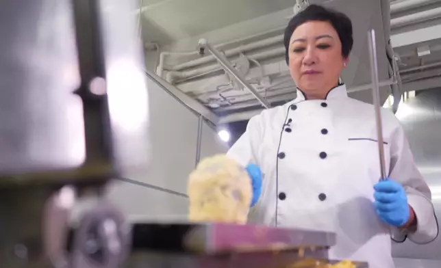 謝寧更親自整蝴蝶酥及蜂巢蛋卷。