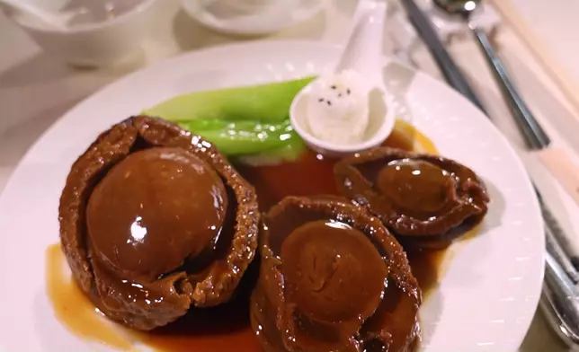 黎芷珊品嚐了三種鮑魚，包括日本十頭溏心網鮑、南非三頭溏心鮑、日本十八頭溏心吉品鮑。