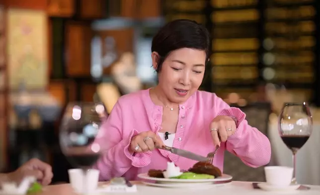 黎芷珊品嚐了三種鮑魚，包括日本十頭溏心網鮑、南非三頭溏心鮑、日本十八頭溏心吉品鮑。