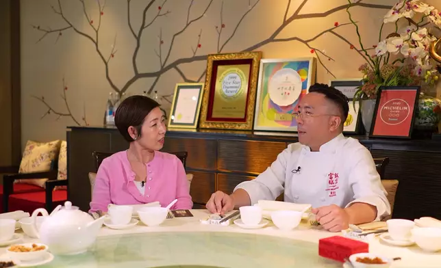 Adam分享與師傅一哥曾送給Adam三副眼鏡，並說：呢三副眼鏡我都曾經戴過，我想將我睇嘅嘢，你都能夠睇得到。