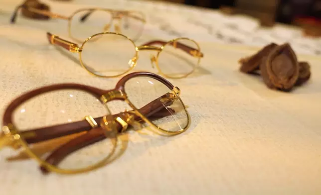 Adam分享與師傅一哥曾送給Adam三副眼鏡，並說：呢三副眼鏡我都曾經戴過，我想將我睇嘅嘢，你都能夠睇得到。