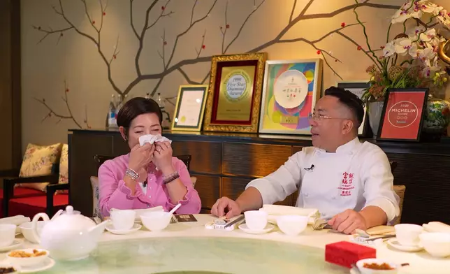 黎芷珊不禁落淚。