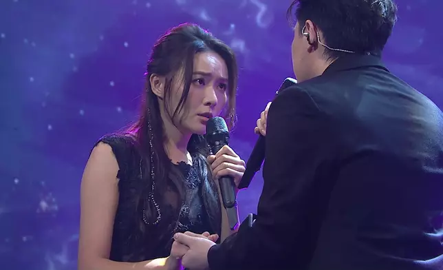 表演期間， Joey 輕撫 Matt 臉頰、緊緊牽著對方的手。