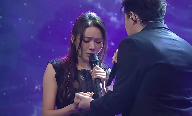 表演期間， Joey 輕撫 Matt 臉頰、緊緊牽著對方的手。