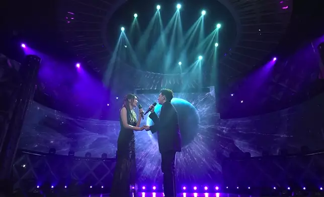 表演期間， Joey 輕撫 Matt 臉頰、緊緊牽著對方的手。