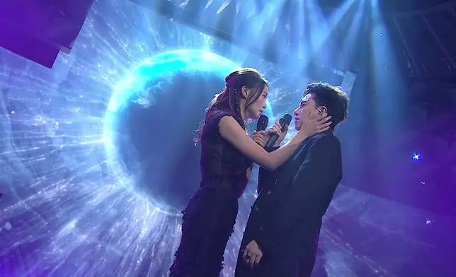 表演期間， Joey 輕撫 Matt 臉頰、緊緊牽著對方的手。