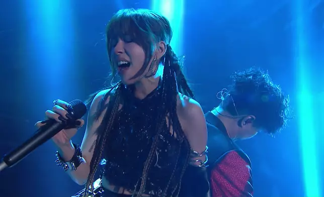 穎喬Ziva聯同搖滾樂隊Mr.主唱布志綸Alan，攜手演繹搖滾歌《黑色狂迷》。