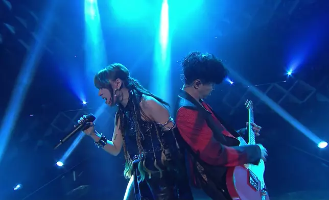 穎喬Ziva聯同搖滾樂隊Mr.主唱布志綸Alan，攜手演繹搖滾歌《黑色狂迷》。