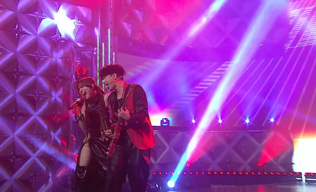 穎喬Ziva聯同搖滾樂隊Mr.主唱布志綸Alan，攜手演繹搖滾歌《黑色狂迷》。