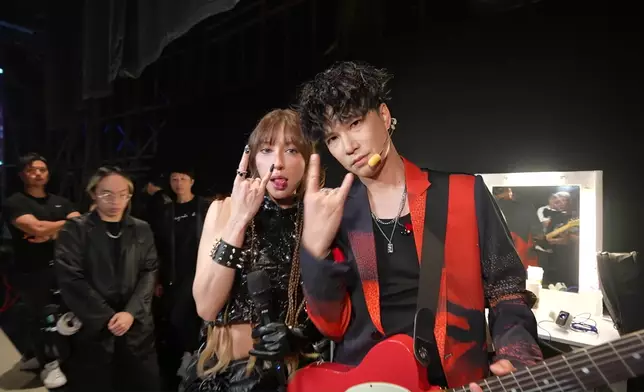 穎喬Ziva聯同搖滾樂隊Mr.主唱布志綸Alan，攜手演繹搖滾歌《黑色狂迷》。