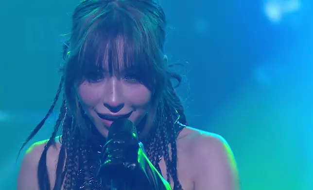 Ziva以全新搖滾造型登場，辮髮加上多層次穿搭，盡顯個性。