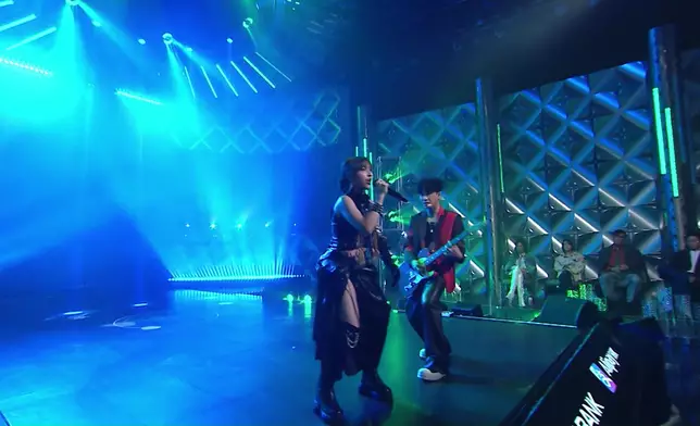 Ziva以全新搖滾造型登場，辮髮加上多層次穿搭，盡顯個性。