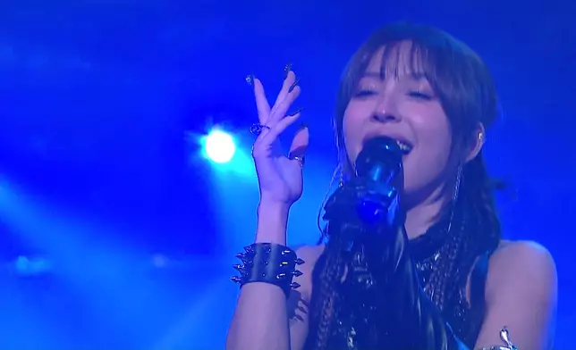 Ziva以全新搖滾造型登場，辮髮加上多層次穿搭，盡顯個性。