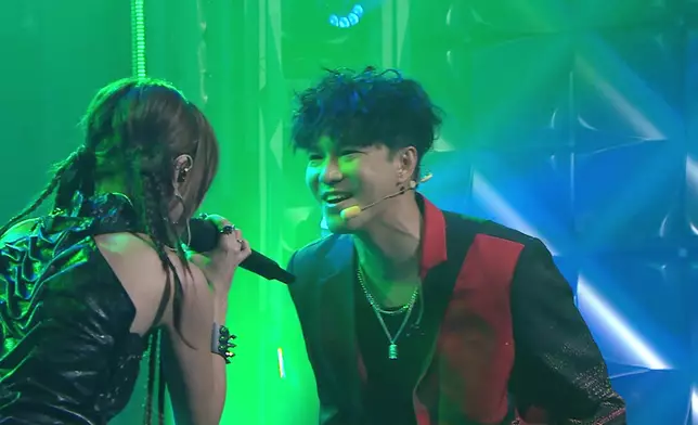 Ziva以全新搖滾造型登場，辮髮加上多層次穿搭，盡顯個性。