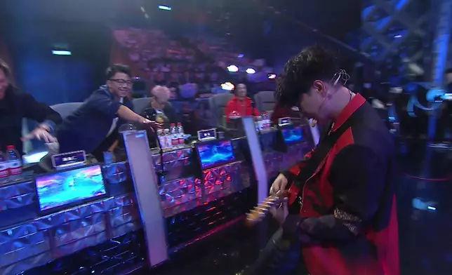 表演高潮位，二人更衝落台與評審互動，high爆全場！