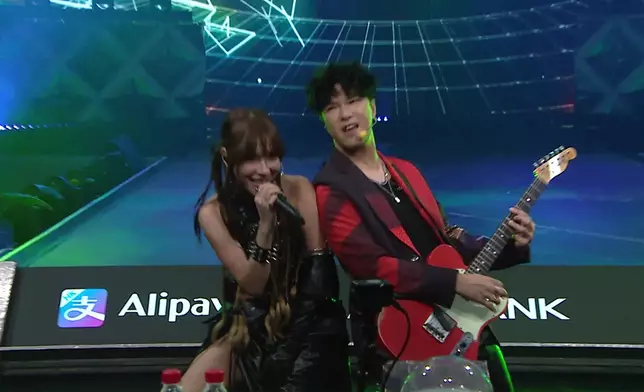 表演高潮位，二人更衝落台與評審互動，high爆全場！