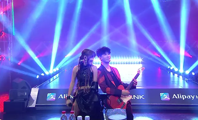 表演高潮位，二人更衝落台與評審互動，high爆全場！