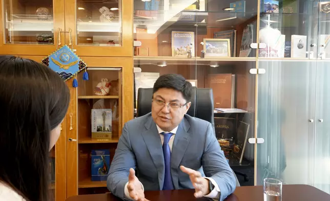 哈薩克駐港澳領事Dosmanbetov。巴士的報攝