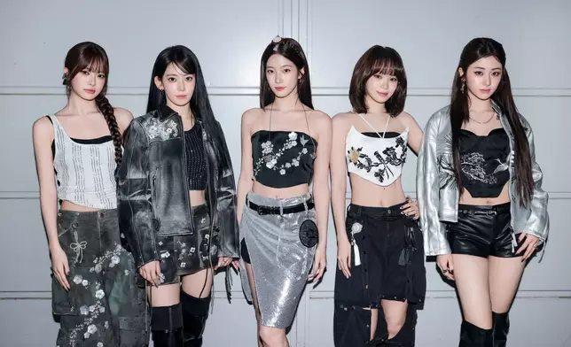 LE SSERAFIM帶來開場表演。LE SSERAFIM官方X圖片