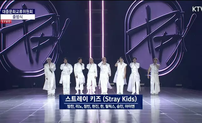 Stray Kids也親臨現場表演。影片截圖