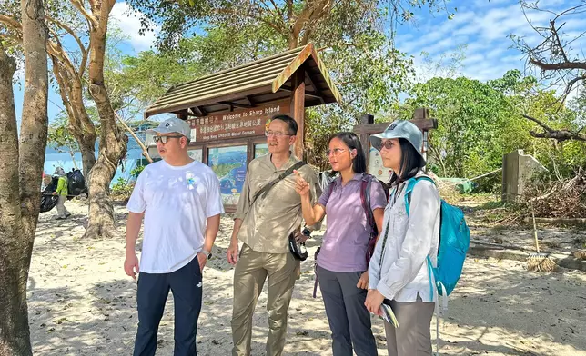 漁護署副署長黎存志和助理署長（漁業及海洋護理）朱振華到橋咀洲視察現情況。