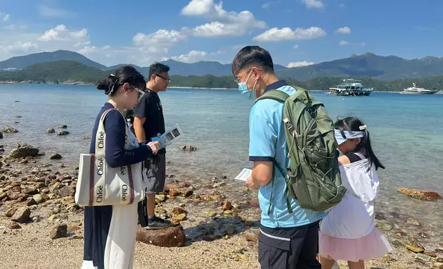 漁護署人員向橋咀洲訪客派發宣傳單張，提醒訪客尊重、愛護同埋欣賞自然，切勿採集、騷擾及傷害海洋生物。