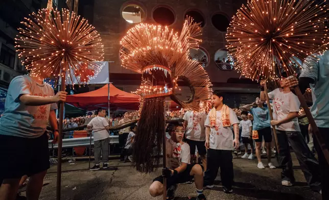 中秋節多區有節慶活動，包括大坑舞火龍、維園綵燈會、灣仔利東街及藍屋建築群展出特色燈籠等。