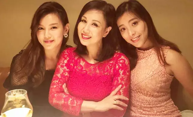 文雪兒與首任丈夫育有兩個女兒。