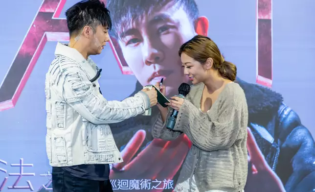 好友何雁詩到場支持。