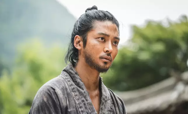 路雲放下偶像包袱變身粗獷流氓。Disney+提供圖片