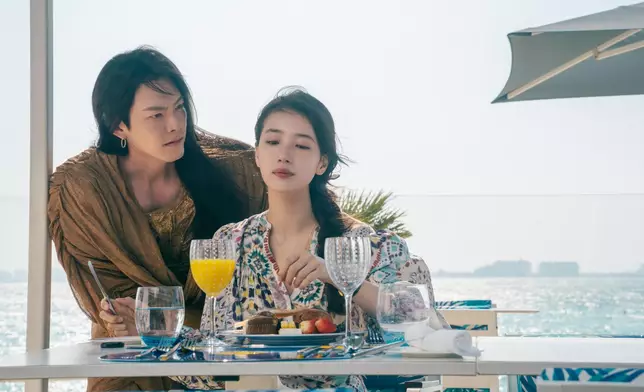 《許願吧，精靈》部分劇情於杜拜沙漠取景。Netflix圖片