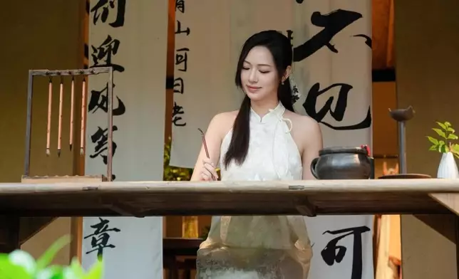 展示其斯文、才女的一面。