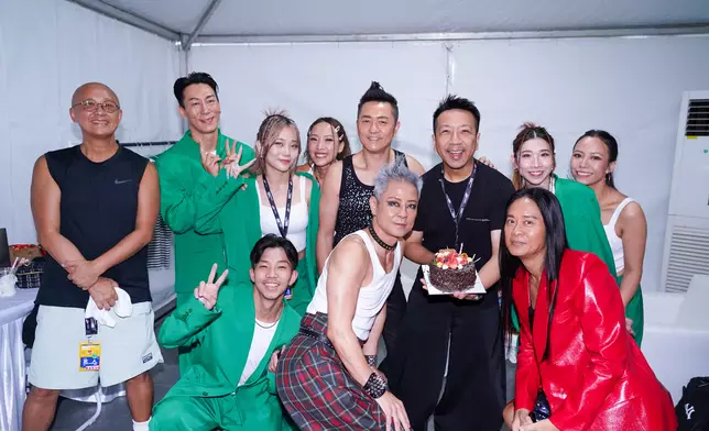 草蜢團隊在後台為他慶祝。