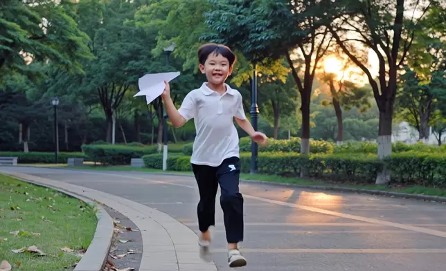 因為上一代嘅用心栽培，一位小時候愛玩紙飛機的小朋友，追夢成功當上了太空人。