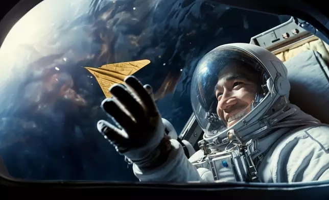 因為上一代嘅用心栽培，一位小時候愛玩紙飛機的小朋友，追夢成功當上了太空人。