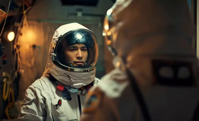 因為上一代嘅用心栽培，一位小時候愛玩紙飛機的小朋友，追夢成功當上了太空人。