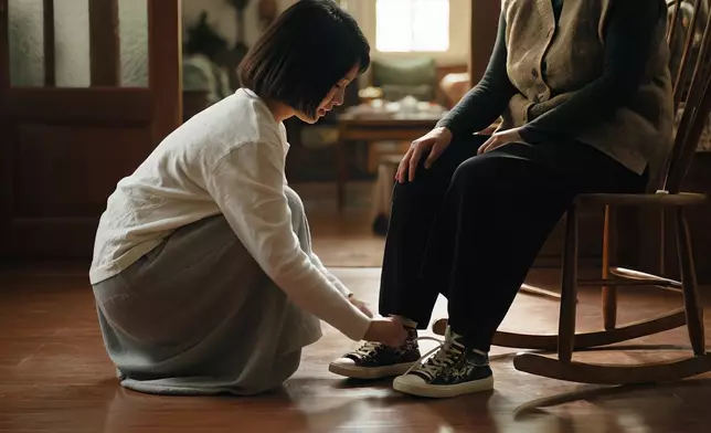 呢個「綁鞋帶」嘅前後呼應畫面，就係想帶出呢個個訊息。