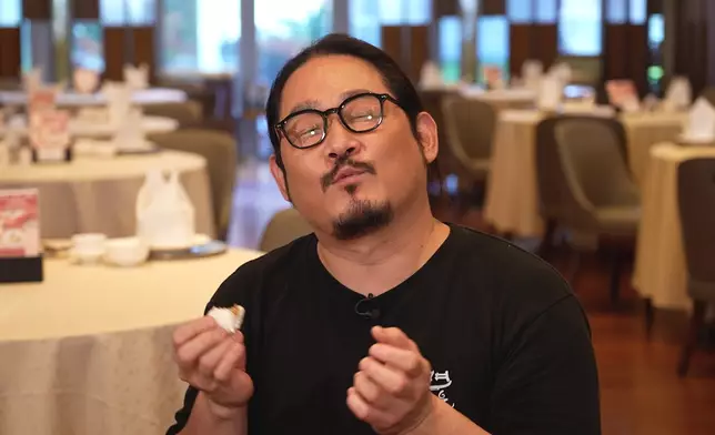 一款蒸包令金主廚狂派表情包。