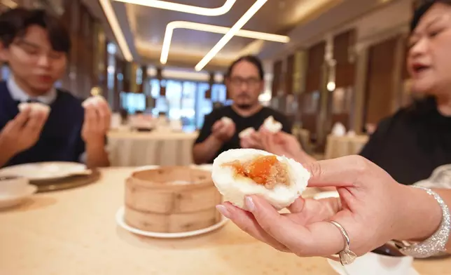 令金主廚驚喜的蛋黃麻蓉包。