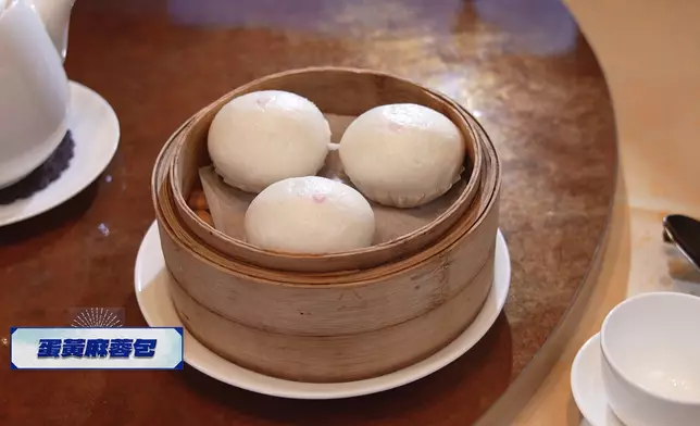 令金主廚驚喜的蛋黃麻蓉包。