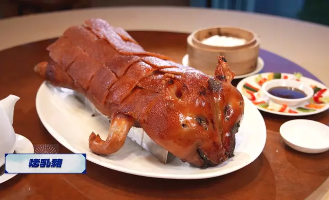 烤乳豬不同食法，可帶出不同風味。