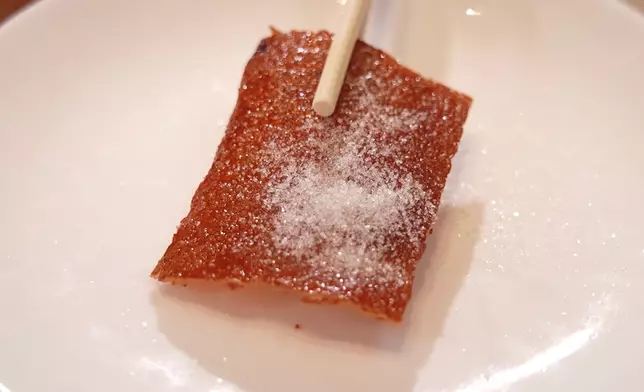 烤乳豬不同食法，可帶出不同風味。