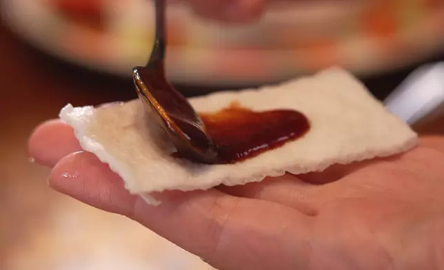 烤乳豬不同食法，可帶出不同風味。