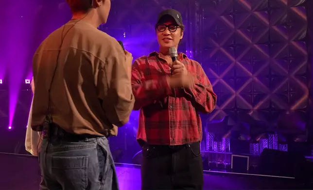 譚哥親自指導布子如何展現flirty一面，更傳授「欲拒還迎」招數。