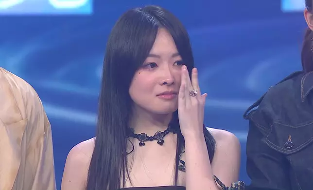 泳兒感性安慰，Ophelia亦不禁感動落淚。