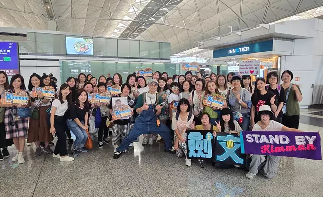 粉絲之後又去送黃劍文機。