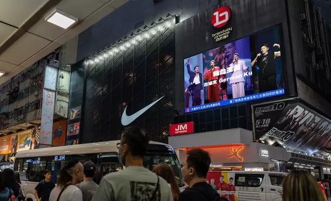 後援會於全港多個地標投放LED廣告（Broadway 戲院）。