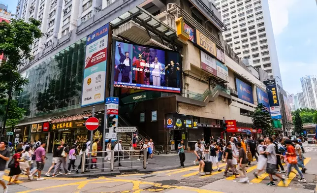 後援會於全港多個地標投放LED廣告（翡翠明珠廣場）。