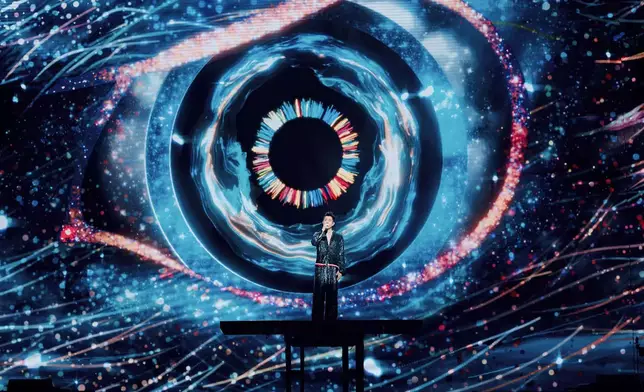 城城以一身翡翠舞衣耀目登場。