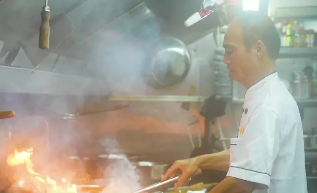 黎芷珊拜訪六福菜館總廚鍾貴華（阿叔）師傅。